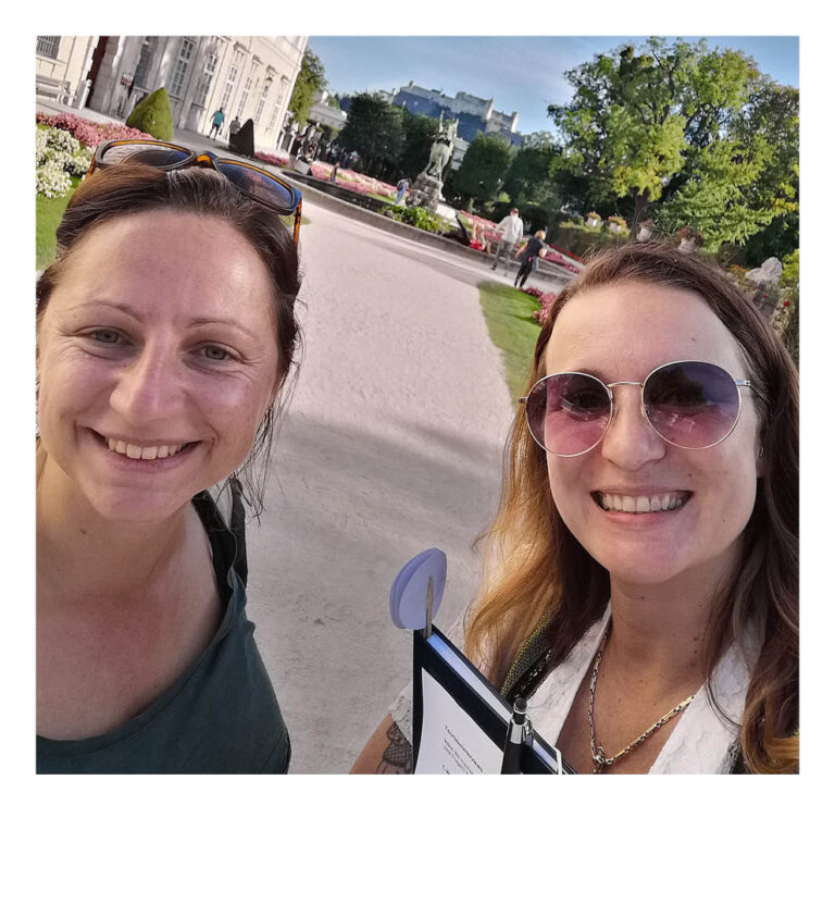 Projekt-Initiatorinnen Maria Kapeller und Edith Frauscher bei einer Befragung von Tourist*innen in der Stadt Salzburg