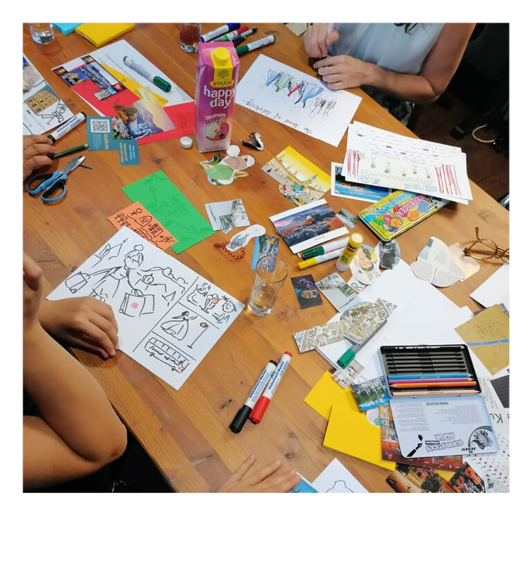 Workshop zur Ideenfindung: Tisch mit Zetteln und Stiften